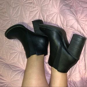 Casual black booties